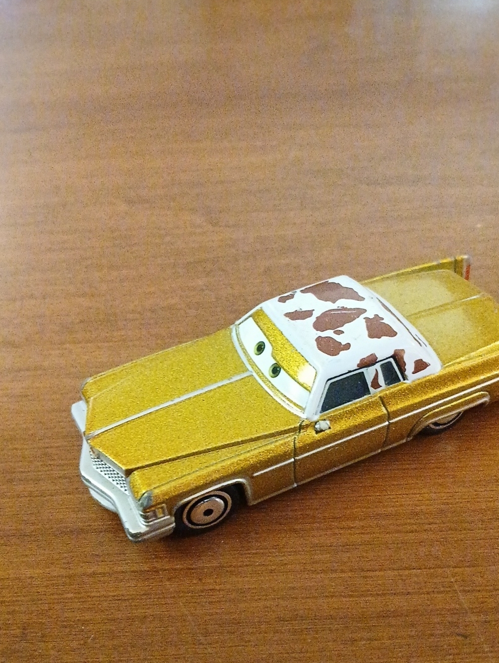 BOLD DISNEY PIXAR 1970'S CADILLAC COUPE DEVILLE METALLIC GOLD W LONGHORN 1:64